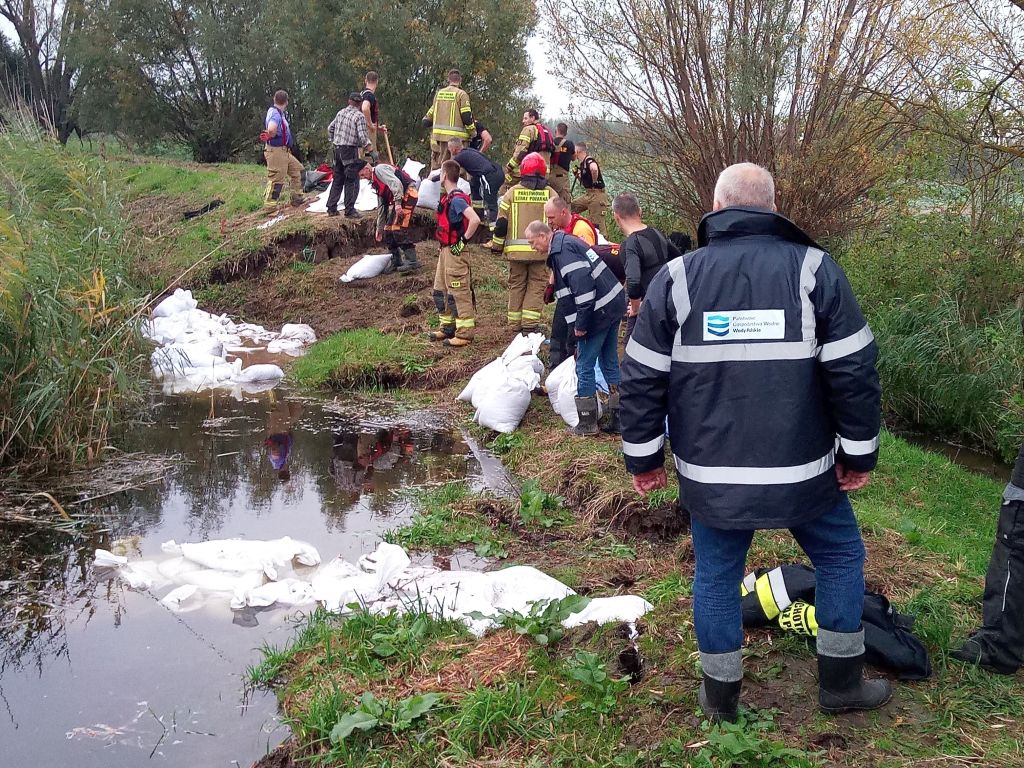 Uszkodzenie wału na rzece Tynie